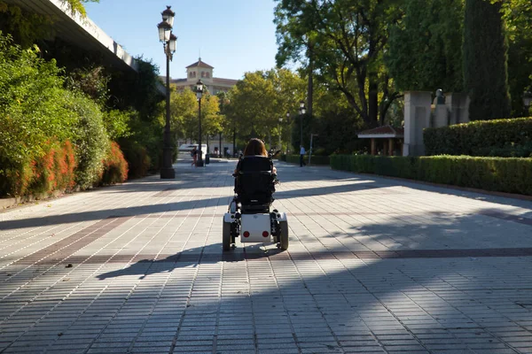 Kobieta Niepełnosprawna Ograniczonej Sprawności Ruchowej Małej Postury Elektrycznym Wózku Inwalidzkim — Zdjęcie stockowe