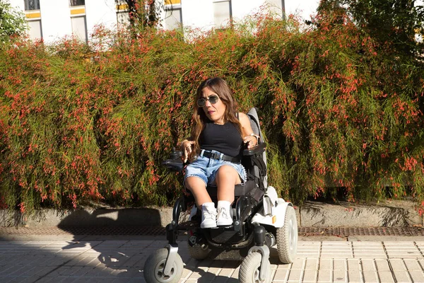 Женщина Инвалид Ограниченной Подвижностью Небольшого Роста Электрическом Инвалидном Кресле Счастливо — стоковое фото