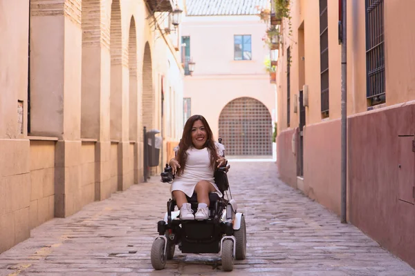 장애가 이동성 저하되고 휠체어를 행복하게 시가지에서 새롱거리며 포즈를 취하는 기본적 — 스톡 사진