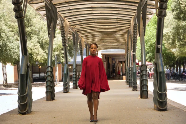 Αφροαμερικανή Γυναίκα Ένα Όμορφο Κόκκινο Φόρεμα Κόμμα Μεγάλα Μανίκια Περπάτημα — Φωτογραφία Αρχείου