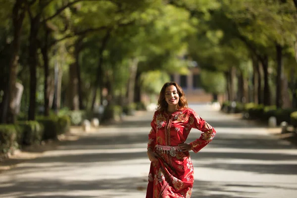 전형적 모로코붉은 은으로 수놓은 아름다운 공원의 거리에 아름다움 민족성 전형적 — 스톡 사진