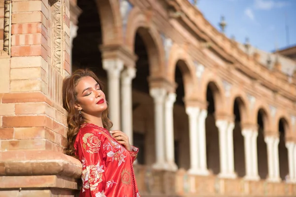 Młoda Piękna Kobieta Typowym Marokańskim Czerwonym Kostiumie Haftem Złotymi Srebrnymi — Zdjęcie stockowe