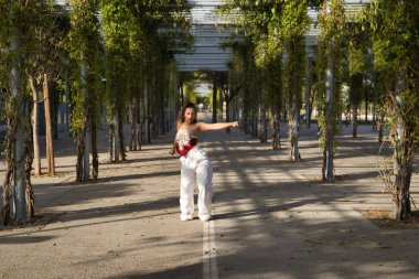 Latin ve İspanyol kız, genç ve güzel, açık havada dans eden modern dans. Dans konsepti, ay yürüyüşü, zıplama stili, karıştırma, elektrodans, hip hop, funky, popping.