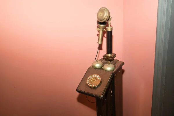 Egy Antik Gyertyatartó Telefon Részletei Bíbor Háttérrel Koncepció Régiségek Gyertyatartó — Stock Fotó