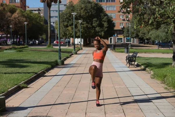 Афроамериканка Спортивной Одежде Выполняет Упражнения Растяжку Ног Начать Бегать Спорт — стоковое фото