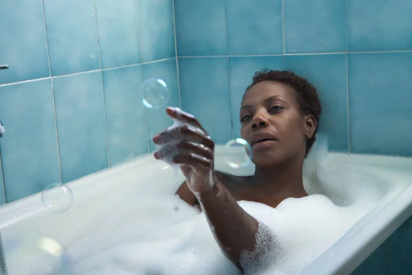 Afroamerikanerin Die Der Badewanne Voller Schaum Badet Und Mit Seifenblasen — Stockfoto