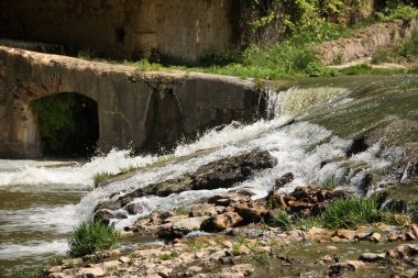 Nehrin yamacında küçük bir şelalede oluşan şelale. Şelaleleri, gölleri, nehirleri, suyu kavra.