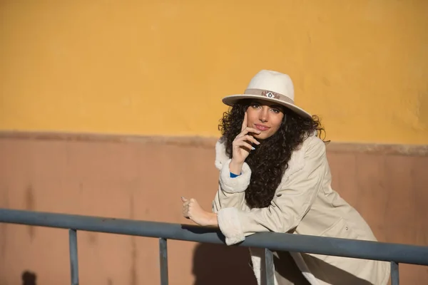 Mujer Joven Guapa Morena Con Pelo Rizado Abrigo Sombrero Beige — Foto de Stock