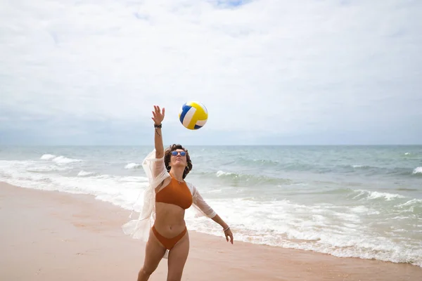 Attractive Mature Woman Curly Hair Sunglasses Bikini Playing Volleyball Beach — Stockfoto