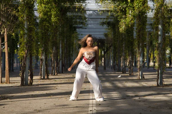 ラテン語とヒスパニック系の少女は 若くて美しい 屋外の通りでモダンダンスを踊る ダンスの概念 ムーンウォーク ジャンプスタイル シャッフル エレクトロダンス ヒップホップ ファンキー — ストック写真