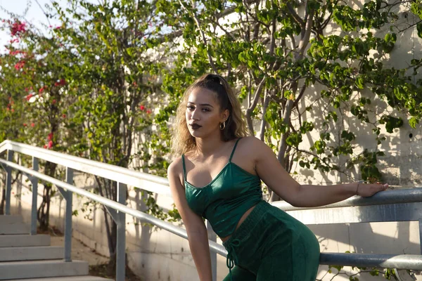 ラテン系とヒスパニック系の少女 若いと反抗 緑のベルベットの上とパンツと 官能的かつ挑発的な態度でポーズ コンセプトの美しさ ファッション — ストック写真