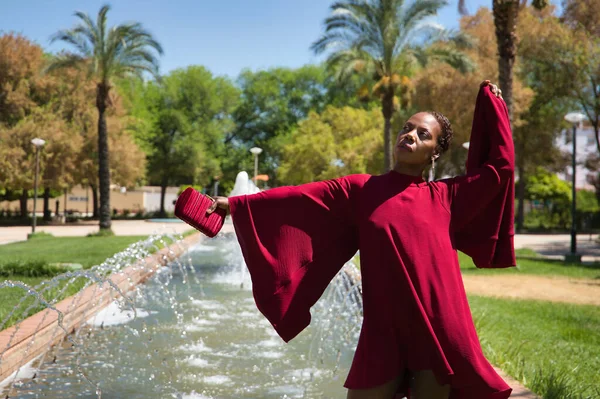 Αφροαμερικανή Γυναίκα Ένα Όμορφο Κόκκινο Φόρεμα Κόμμα Μεγάλα Μανίκια Θέτουν — Φωτογραφία Αρχείου