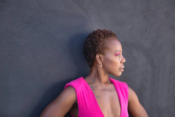Portrét Afroamerické Ženy Růžovém Tričku Růžovém Očním Stínítku Dívající Nalevo — Stock fotografie