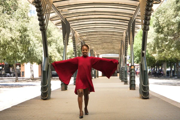 Mujer Afroamericana Hermoso Vestido Fiesta Rojo Con Mangas Grandes Caminando — Foto de Stock