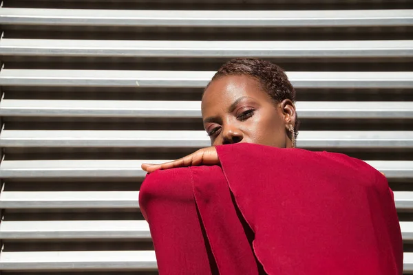Afro Amerikan Kadın Portresi Güzel Kırmızı Bir Parti Elbisesi Içinde — Stok fotoğraf