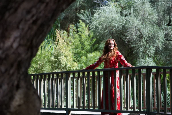 Красивая Молодая Женщина Типичном Марокканском Красном Костюме Вышитая Золотыми Серебряными — стоковое фото
