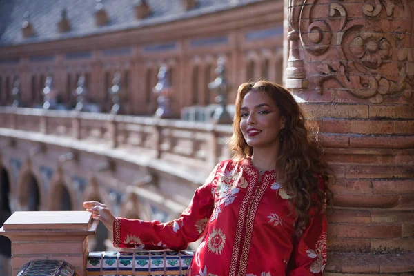 Красивая Молодая Женщина Типичном Марокканском Красном Костюме Вышитая Золотыми Серебряными — стоковое фото