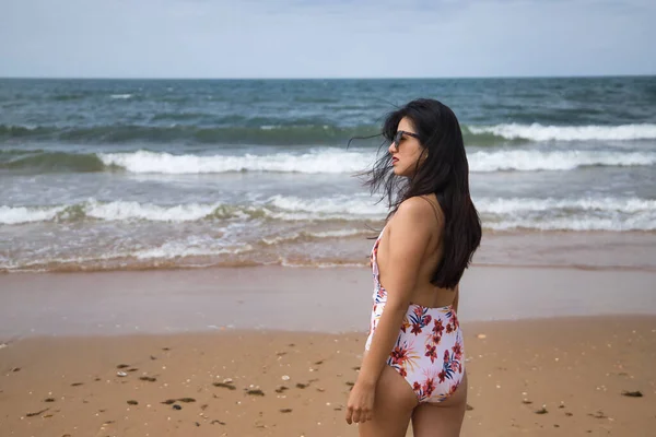 南アメリカの女性は 若く美しい 海を見て彼女の背中に水着でブルネット コンセプト海 ビーチ — ストック写真