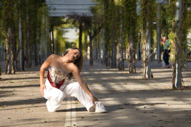 Latin ve İspanyol kız, genç ve güzel, açık havada dans eden modern dans. Dans konsepti, ay yürüyüşü, zıplama stili, karıştırma, elektrodans, hip hop, funky, popping.