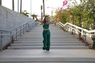 Latin ve İspanyol kız, genç ve güzel, açık havada dans eden modern dans. Dans konsepti, ay yürüyüşü, zıplama stili, karıştırma, elektrodans, hip hop, funky, popping.
