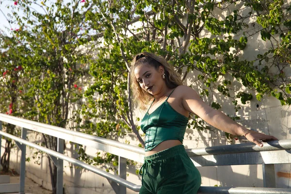 ラテン系とヒスパニック系の少女 若いと反抗 緑のベルベットの上とパンツと 官能的かつ挑発的な態度でポーズ コンセプトの美しさ ファッション — ストック写真