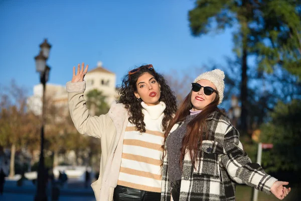 Dwie Kobiety Młode Piękne Swetrze Okularach Przeciwsłonecznych Płaszczu Wełnianym Kapeluszu — Zdjęcie stockowe