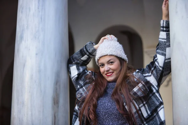 Mujer Joven Hermosa Cabello Castaño Liso Suéter Abrigo Sombrero Lana — Foto de Stock