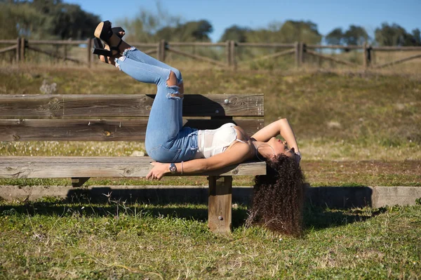 Mujer Joven Guapa Morena Con Pelo Rizado Top Blanco Jeans —  Fotos de Stock