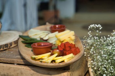 Farklı çeşitlerdeki peynirlerin sunumu bir yemek etkinliği sırasında bir tepside ananas ve reçelle birlikte. Yemek konsepti, menü, yemek servisi..