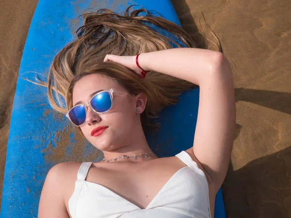 Portret Młodej Kobiety Blondynki Pięknej Białym Bikini Okularach Przeciwsłonecznych Leżącej — Zdjęcie stockowe