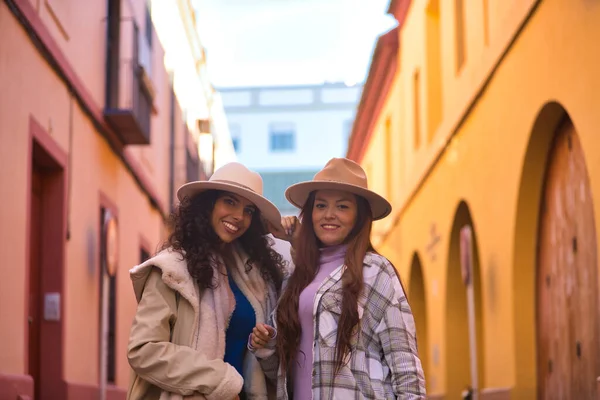 Två Kvinnor Unga Och Vackra Bär Hattar Och Rockar Poserar — Stockfoto