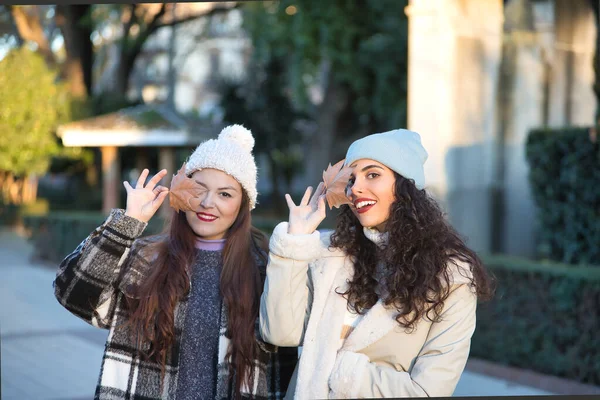 Dwie Kobiety Młode Piękne Swetrach Płaszczach Wełnianych Kapeluszach Uśmiechnięte Szczęśliwe — Zdjęcie stockowe