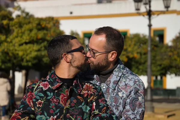 Skutečné Manželství Homosexuálních Párů Objímání Zavřené Oči Při Líbání Šťastný — Stock fotografie