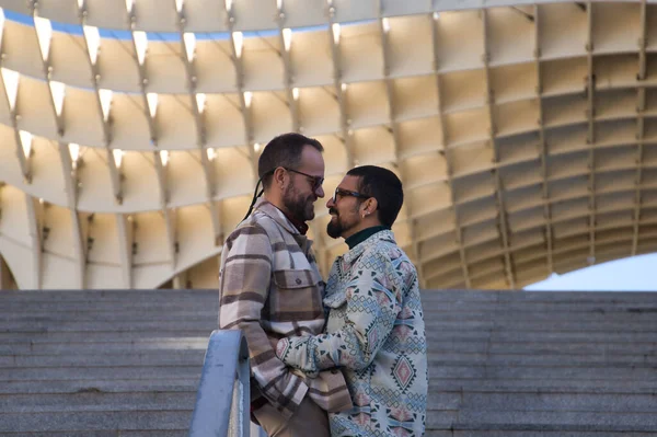 Echt Huwelijk Van Homo Paar Kijken Naar Elkaar Knuffelen Tevreden — Stockfoto