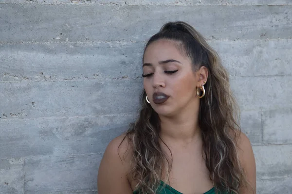 Latin Spanyol Kız Genç Uyumsuz Isyankar Tek Başına Sigara Içiyor — Stok fotoğraf