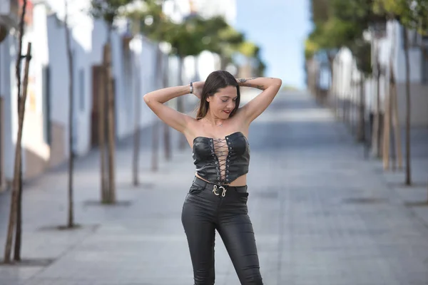Genç Çekici Bir Kadın Üst Deri Pantolonlu Yalnız Bir Caddenin — Stok fotoğraf