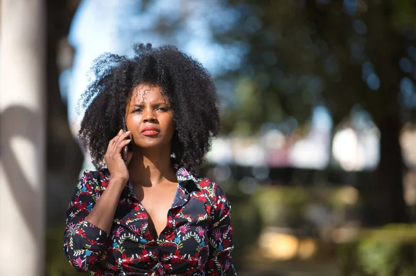 Retrato Uma Jovem Bela Mulher Negra Com Cabelo Afro Vestindo — Fotografia de Stock