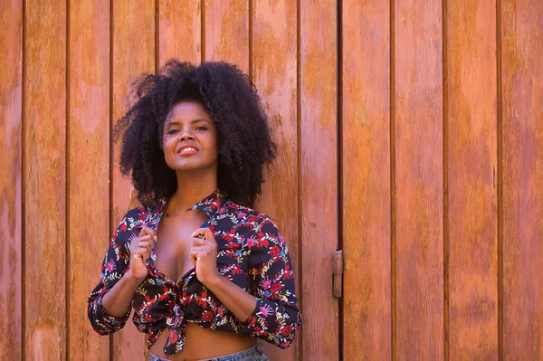 Mladá Žena Krásná Černá Afro Vlasy Květinovou Košilí Opřenou Dřevěné — Stock fotografie