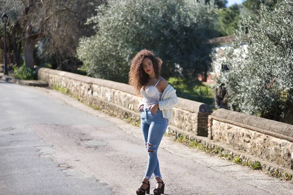 Mujer Joven Guapa Morena Con Pelo Rizado Top Blanco Jeans — Foto de Stock