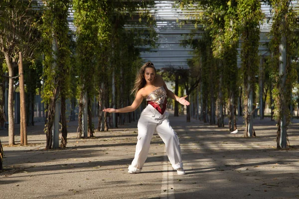 Λατίνα Και Ισπανίδα Νέα Και Όμορφη Χορεύει Μοντέρνο Χορό Στην — Φωτογραφία Αρχείου