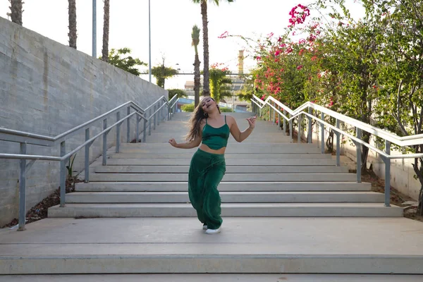 Latin Spanyol Kız Genç Güzel Açık Havada Dans Eden Modern — Stok fotoğraf