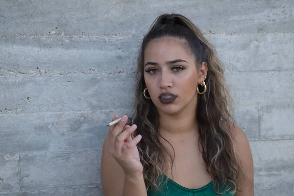 Latina Hispánská Dívka Mladá Nekonformní Vzpurná Kouřící Cigaretu Sama Šedém — Stock fotografie