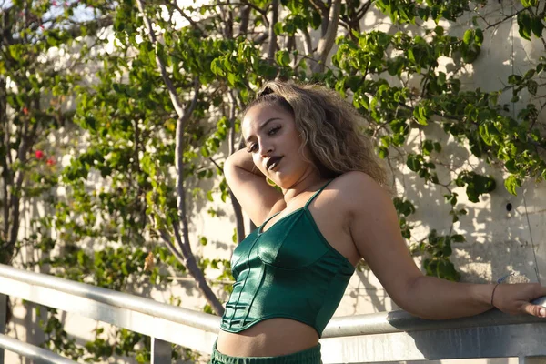 Latin Hispanic Girl Young Rebellious Green Velvet Top Pants Posing — Fotografia de Stock