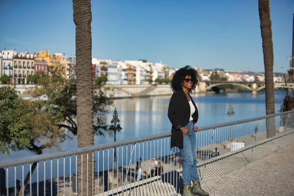 Mulher Jovem Bonita Negra Com Cabelo Afro Vestindo Uma Jaqueta — Fotografia de Stock