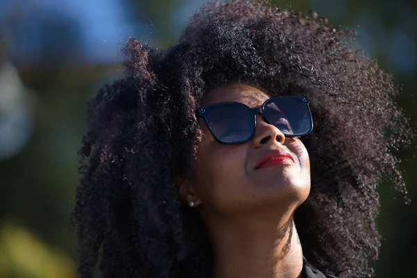 Fiatal Gyönyörű Fekete Portréja Afro Hajjal Kabáttal Napszemüveggel Eget Nézve — Stock Fotó
