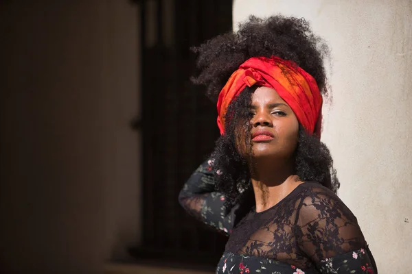 Portrét Mladé Krásné Černé Ženy Afro Vlasy Květinovými Šaty Šátkem — Stock fotografie