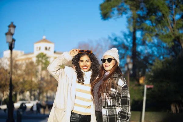 Dwie Kobiety Młode Piękne Swetrze Okularach Przeciwsłonecznych Płaszczu Wełnianym Kapeluszu — Zdjęcie stockowe