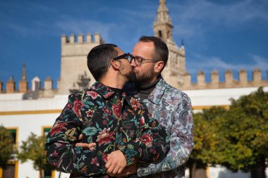 Eşcinsel bir çiftin gerçek evliliği, kucaklaşma, öpüşürken gözleri kapalı, mutlu ve sevgi dolu. Kavram lgtb, lgtbiq +, çiftler, aşık, öpüşme.