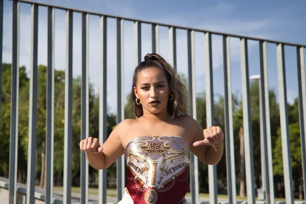 Latin Latin Lány Fiatal Gyönyörű Táncoló Modern Tánc Utcán Szabadban — Stock Fotó