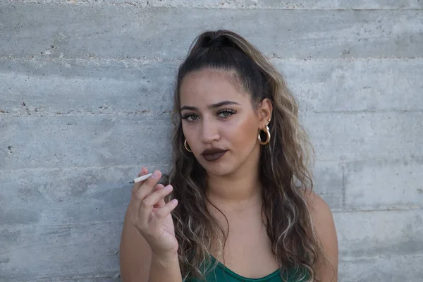 Λατίνα Και Ισπανίδα Νέα Και Αντικομφορμίστρια Επαναστάτρια Καπνίζει Ένα Τσιγάρο — Φωτογραφία Αρχείου